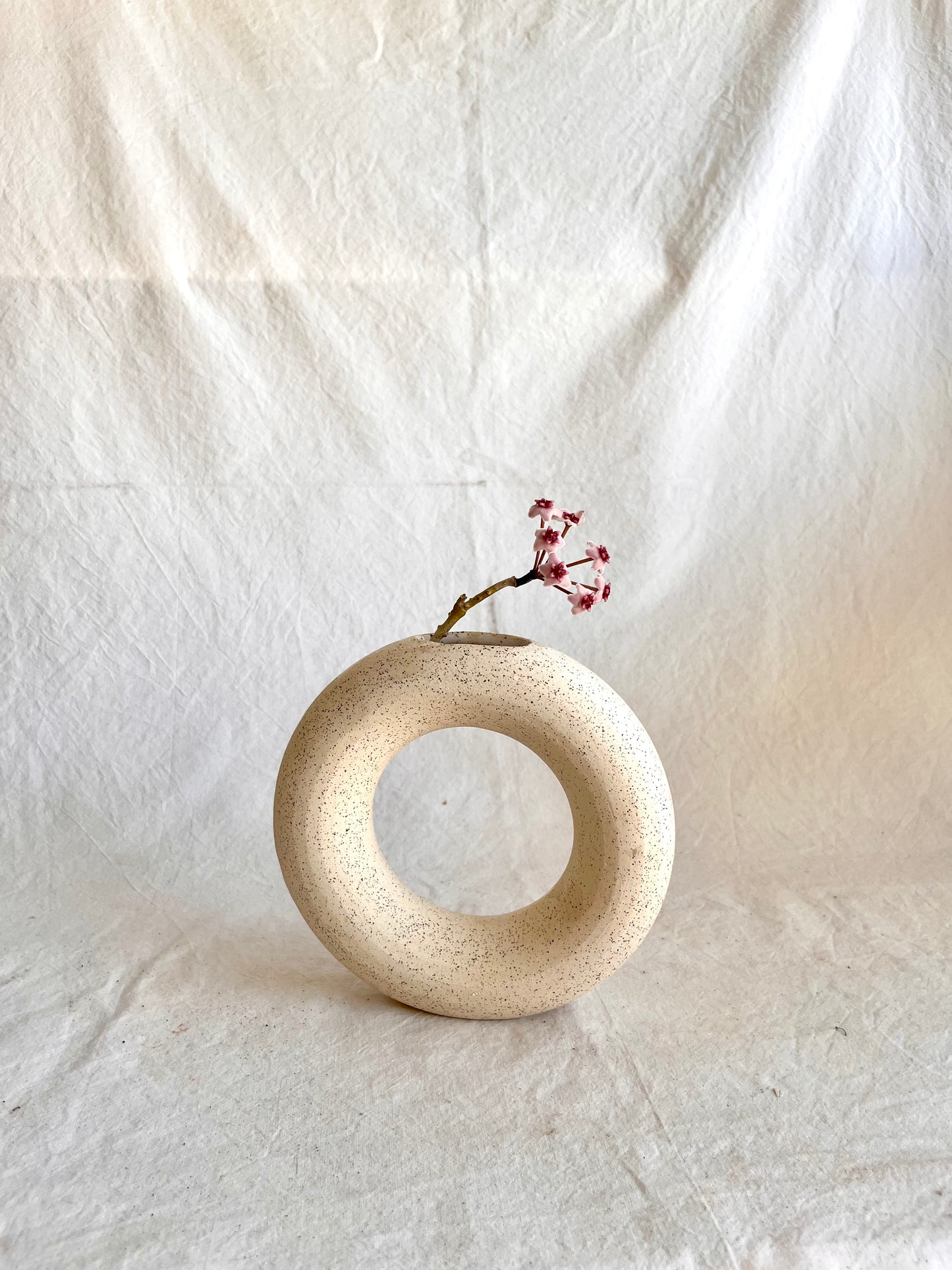 59 6”donut vase