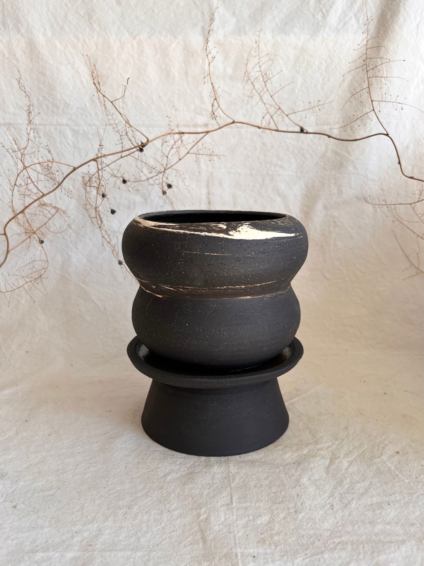 5 b&w pedestal saucer set - Mipa's pots and plants