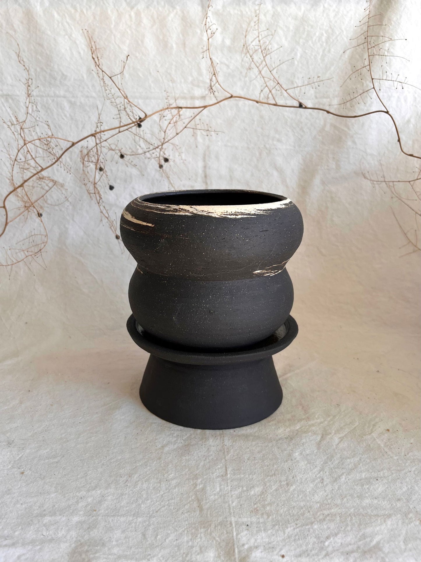 5 b&w pedestal saucer set - Mipa's pots and plants