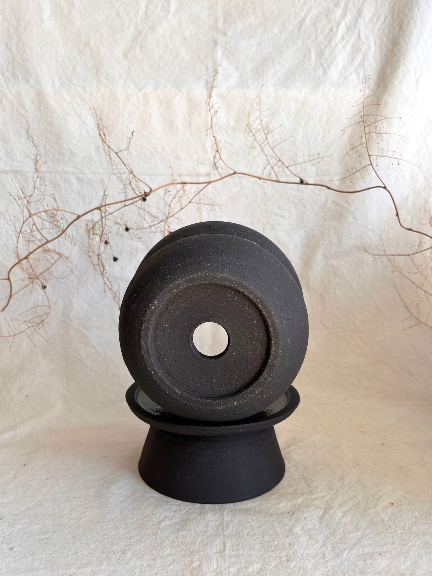5 b&w pedestal saucer set - Mipa's pots and plants