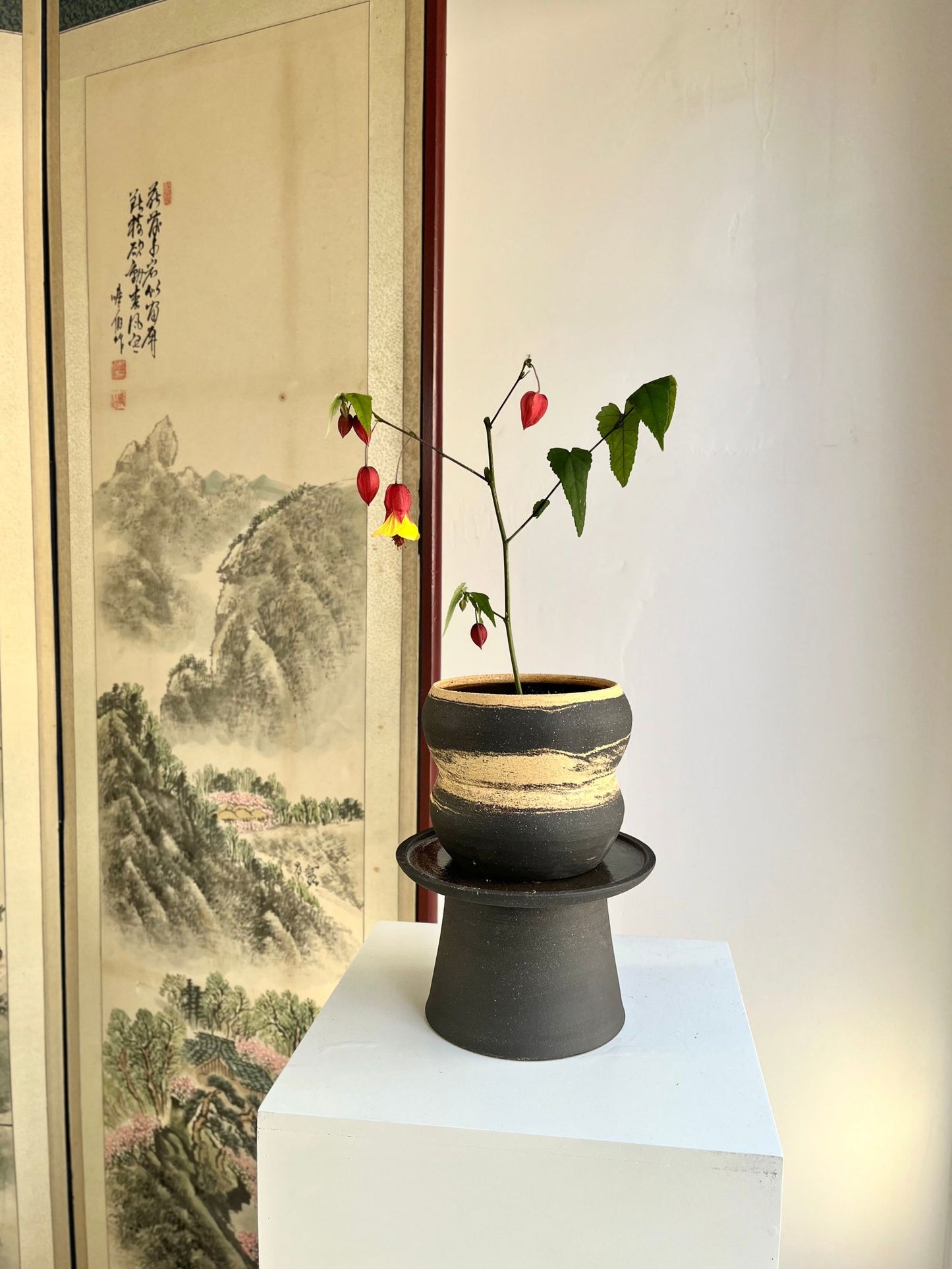 60 sand/black pedestal saucer set - Mipa's pots and plants