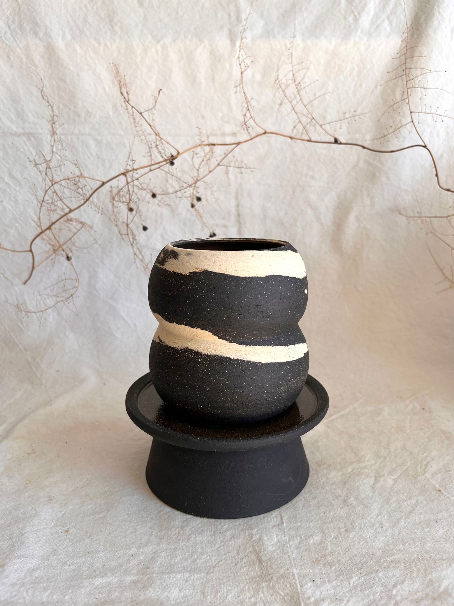 6 b&w pedestal saucer set - Mipa's pots and plants