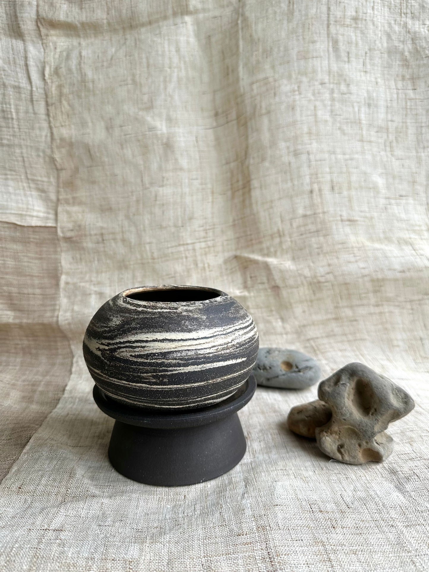 6 inkwash pedestal saucer set - Mipa's pots and plants