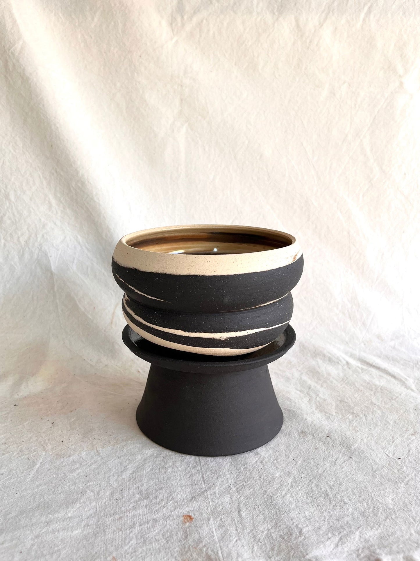 7 b/w pedestal saucer set - Mipa's pots and plants