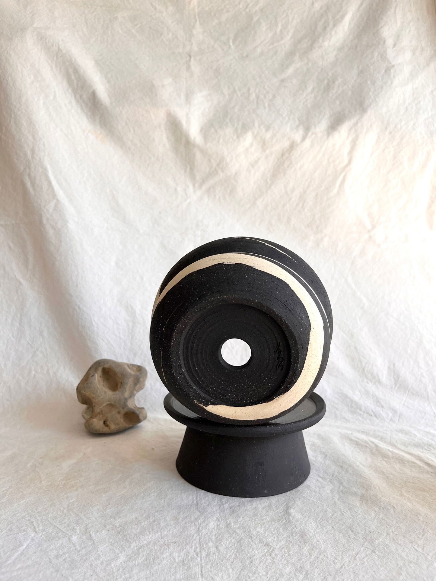 7 b/w pedestal saucer set - Mipa's pots and plants