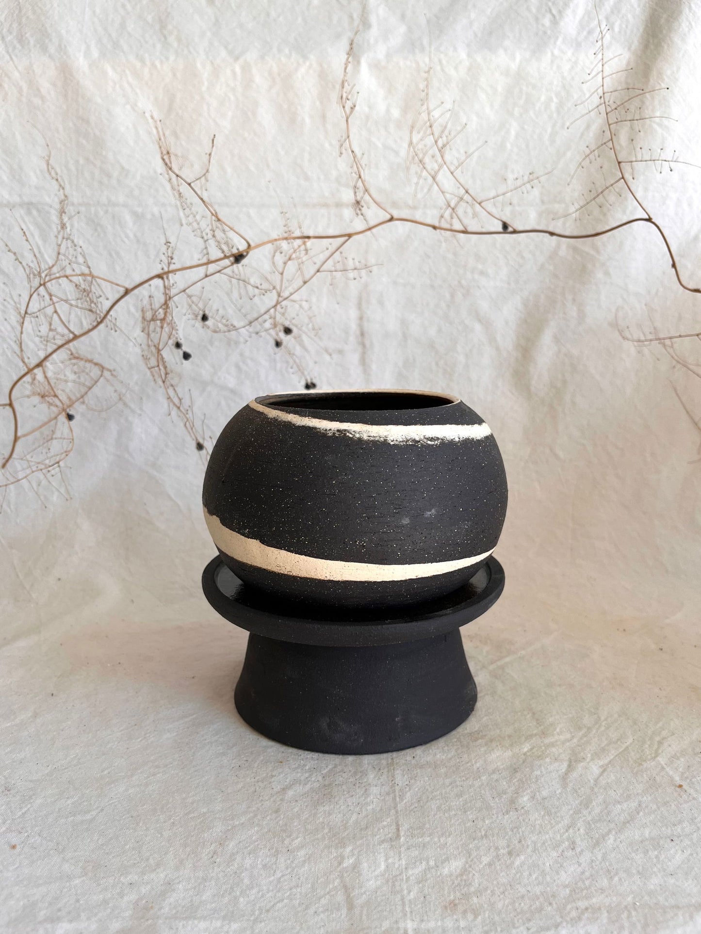 8 b&w pedestal saucer set - Mipa's pots and plants