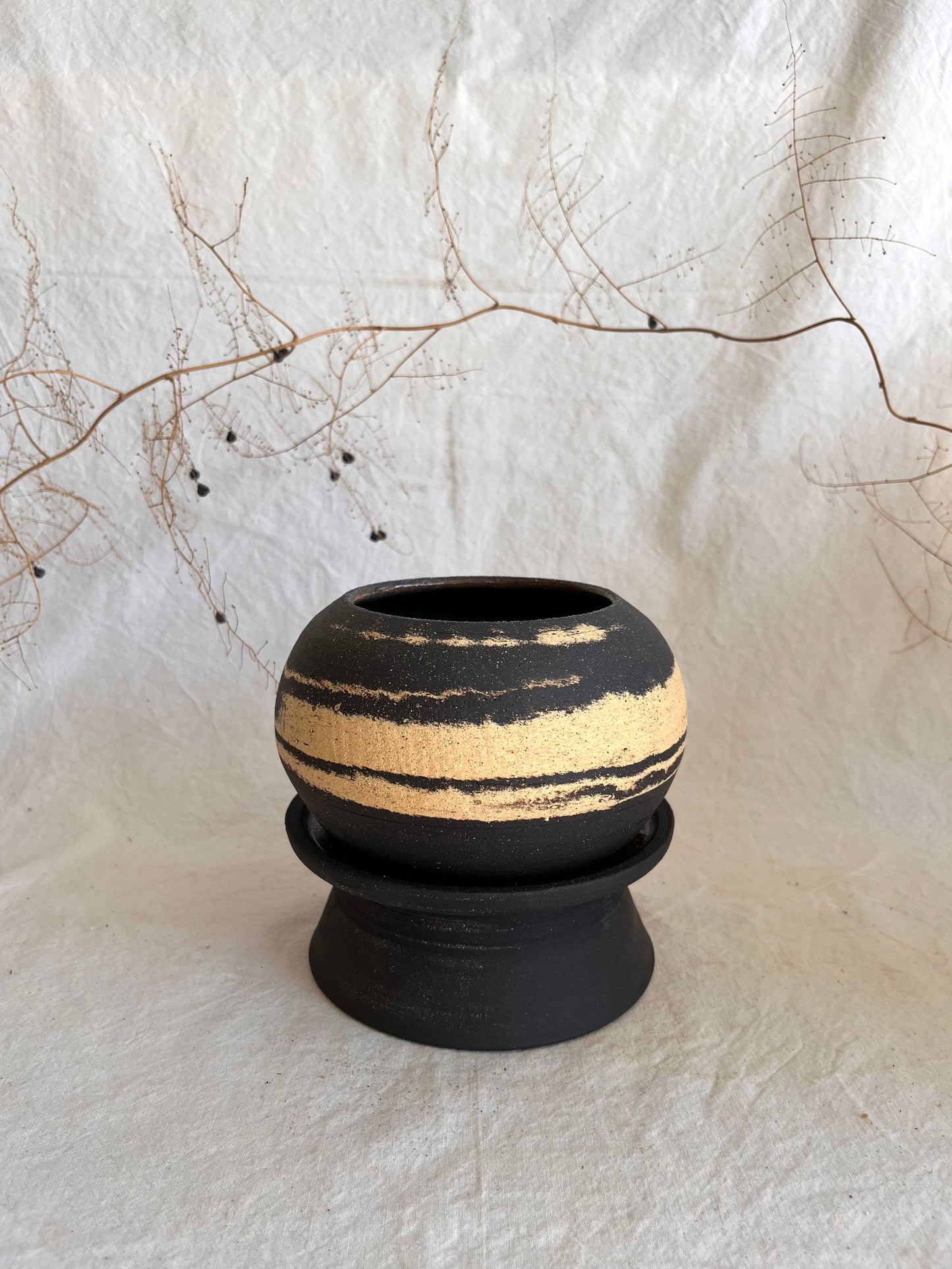 9 black/sand pedestal saucer set - Mipa's pots and plants