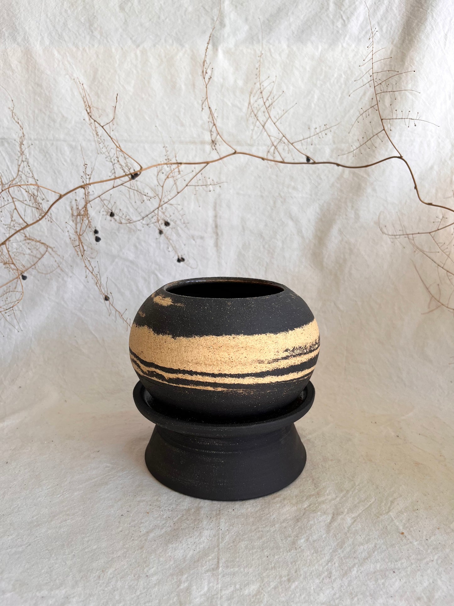 9 black/sand pedestal saucer set