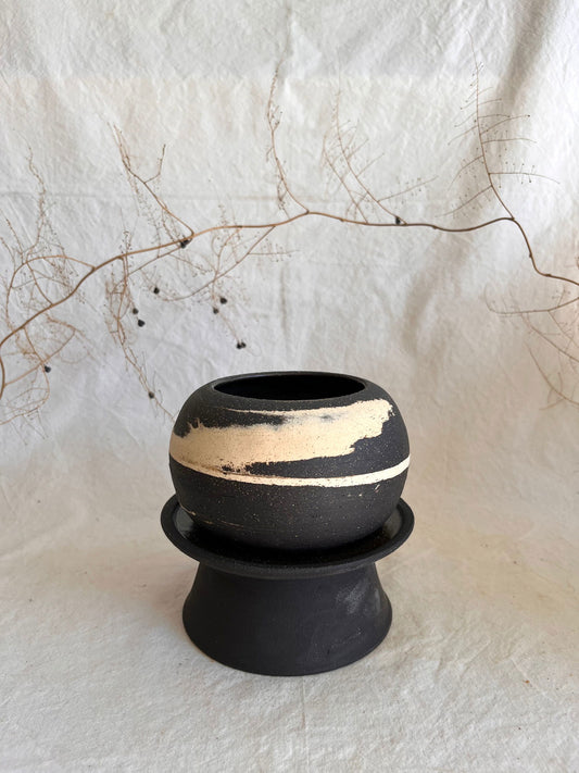 10 b&w pedestal saucer set - Mipa's pots and plants