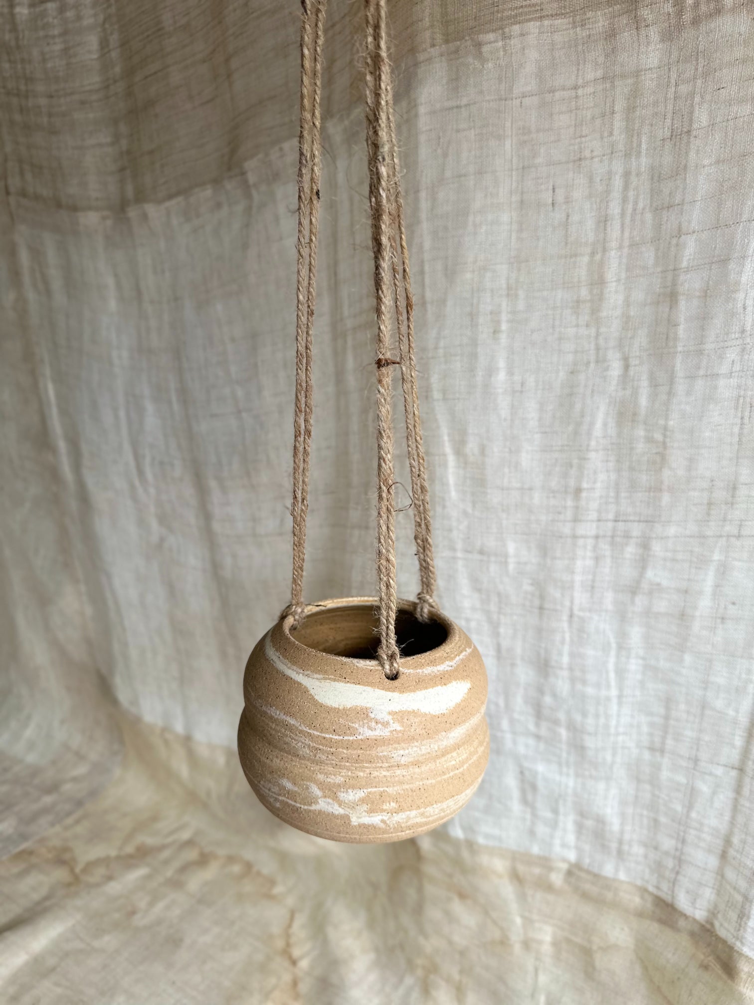 16 sandstorm hanging planter - Mipa's pots and plants