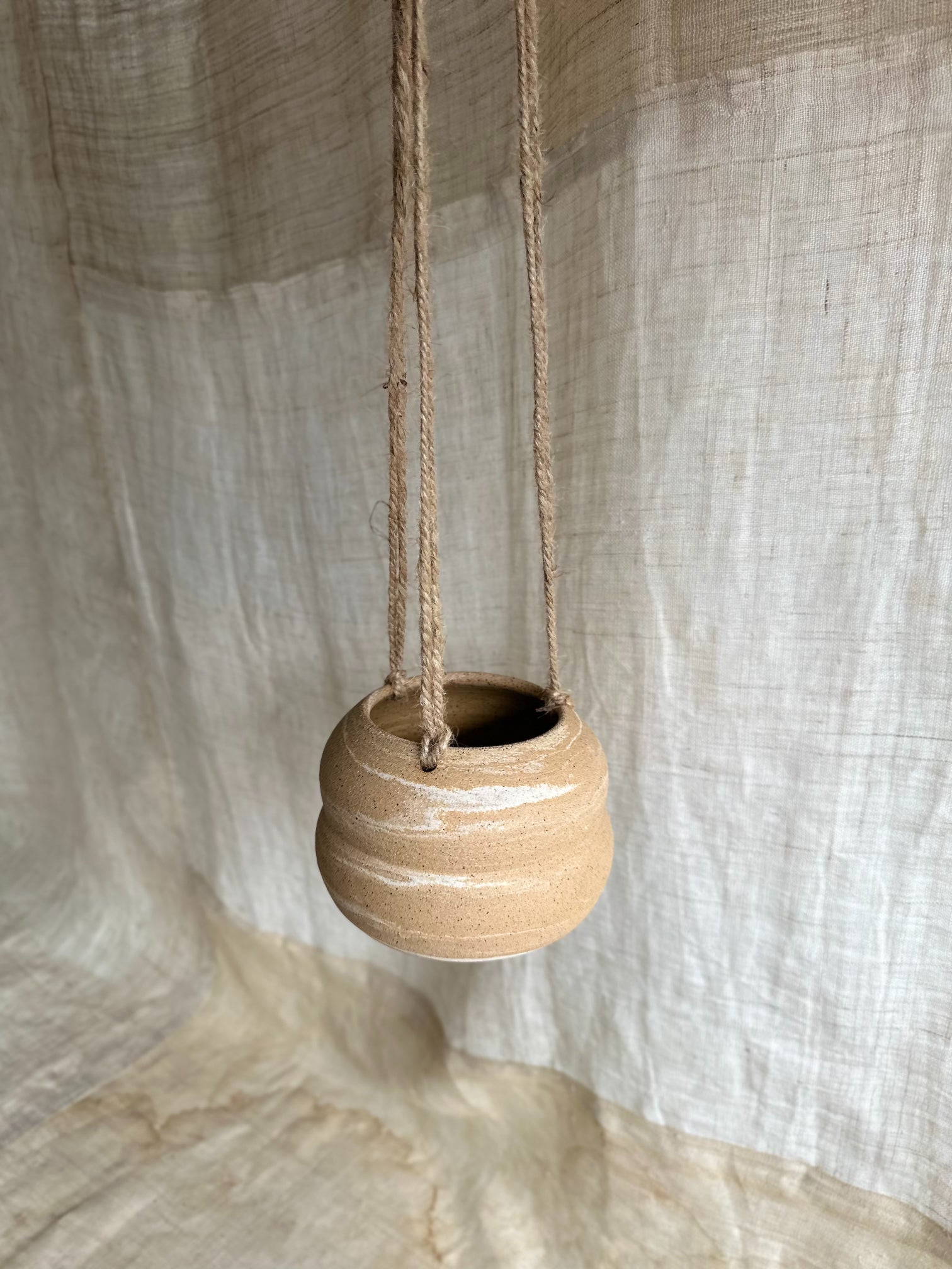 16 sandstorm hanging planter - Mipa's pots and plants