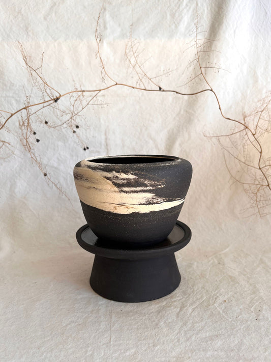 1 b&w pedestal saucer set - Mipa's pots and plants