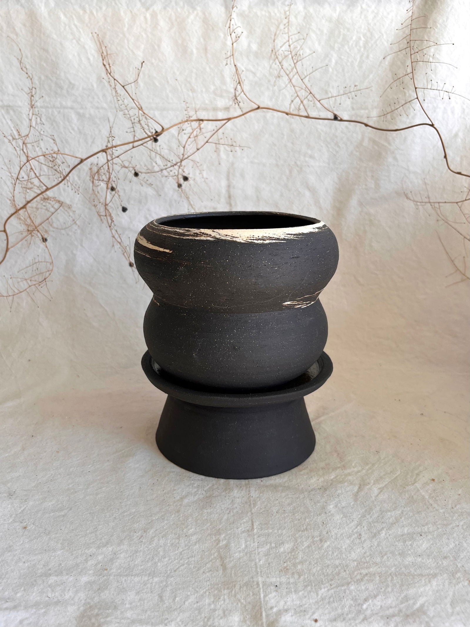 5 b&w pedestal saucer set - Mipa's pots and plants