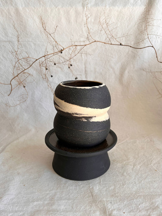 6 b&w pedestal saucer set - Mipa's pots and plants
