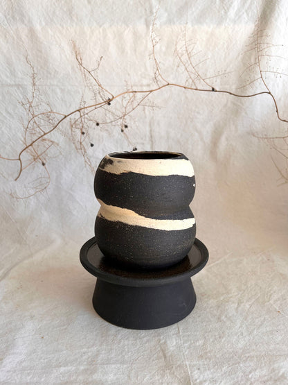6 b&w pedestal saucer set - Mipa's pots and plants