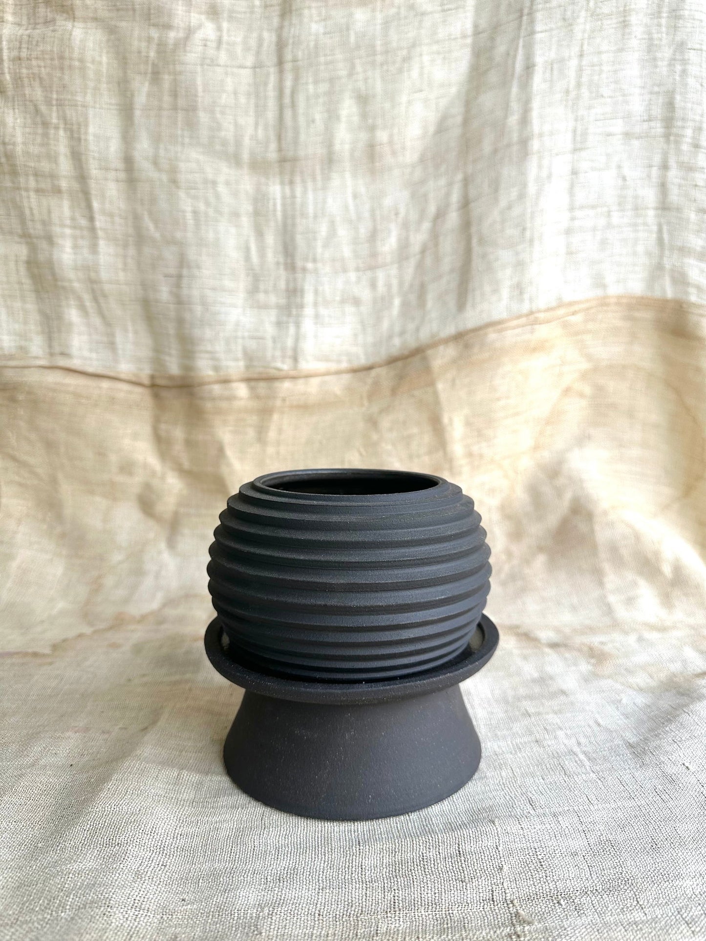 76 black pedestal saucer set - Mipa's pots and plants