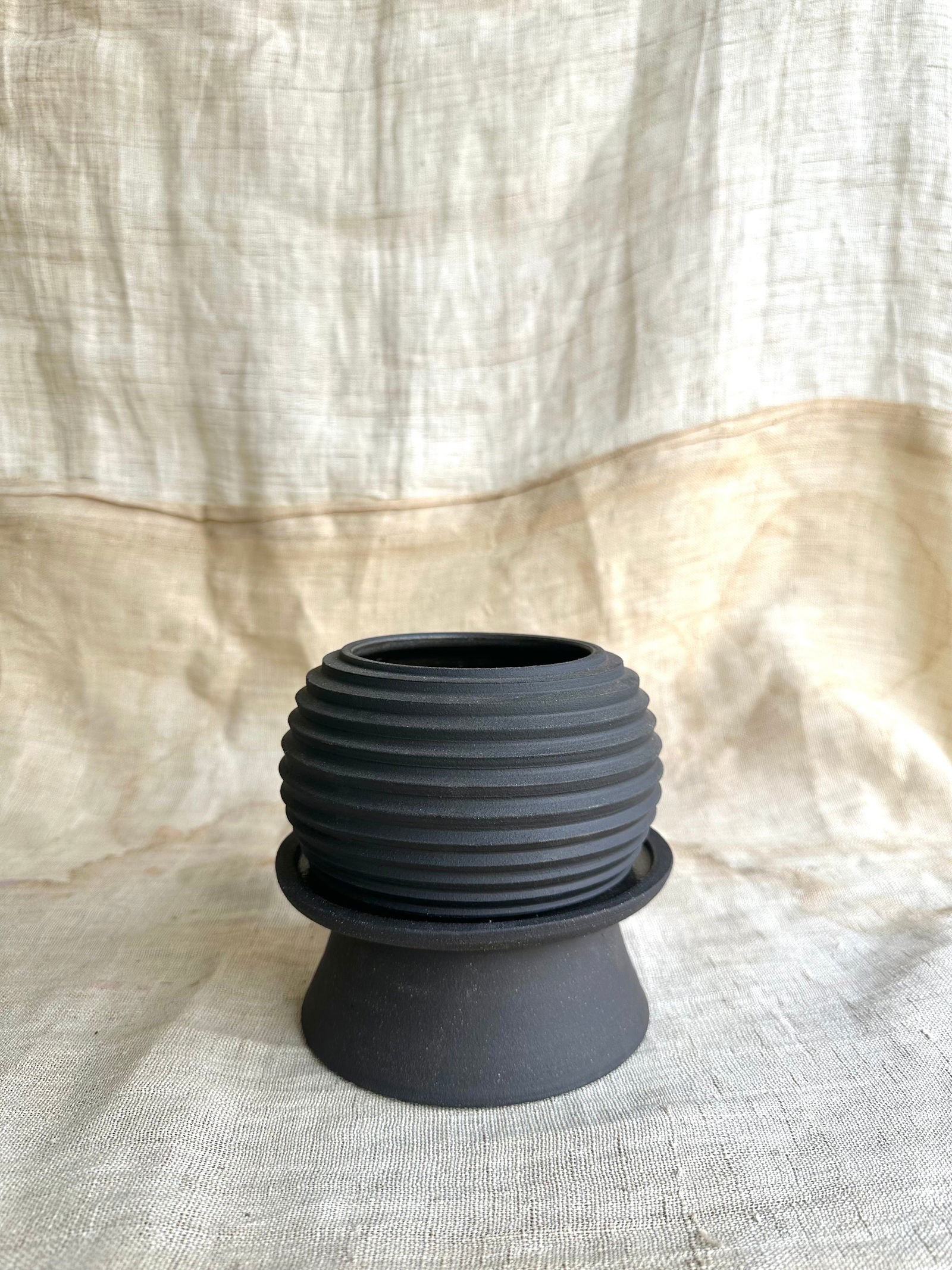 76 black pedestal saucer set - Mipa's pots and plants