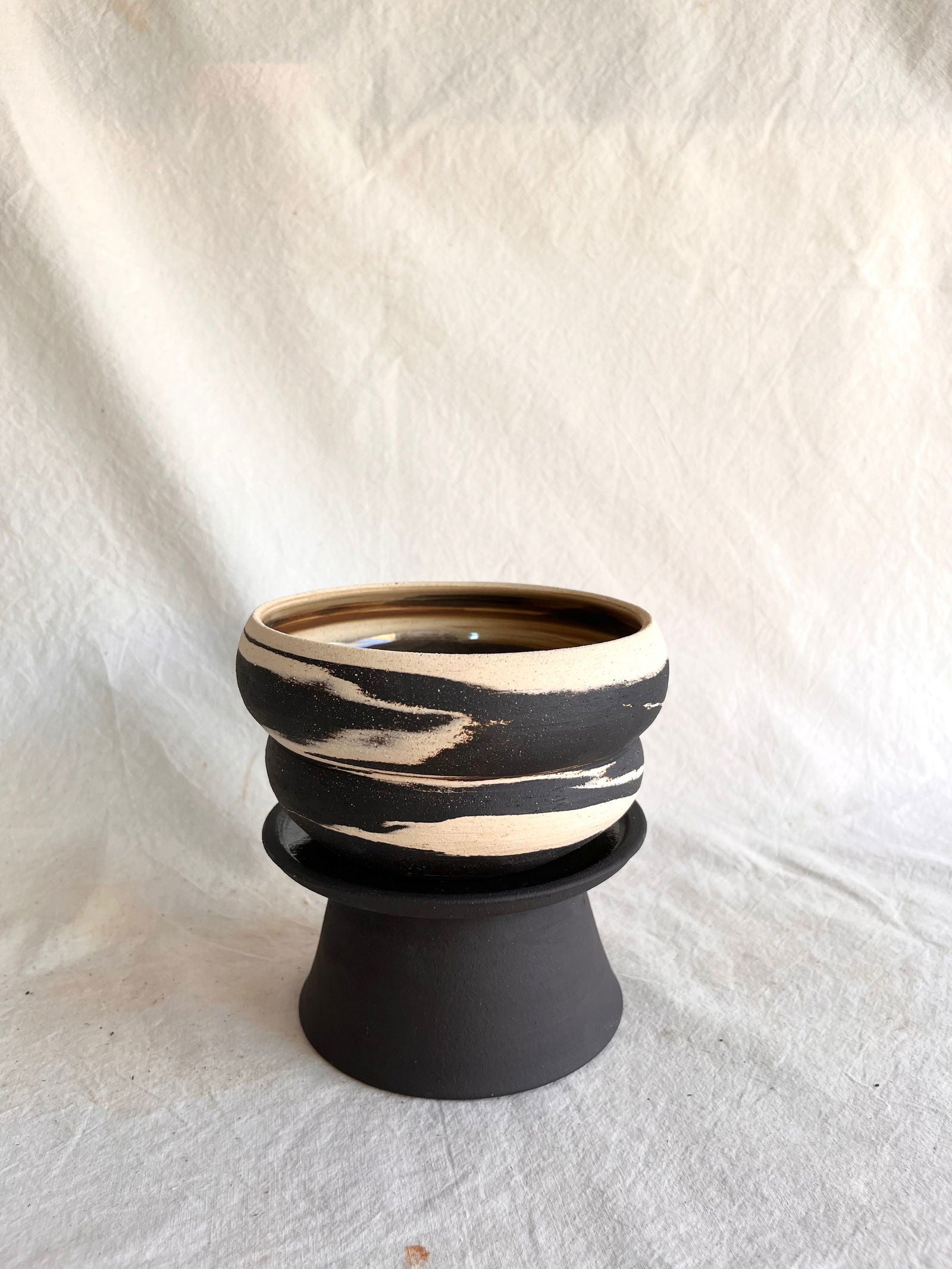 7 b/w pedestal saucer set - Mipa's pots and plants