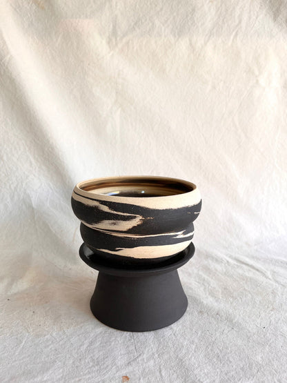 7 b/w pedestal saucer set - Mipa's pots and plants