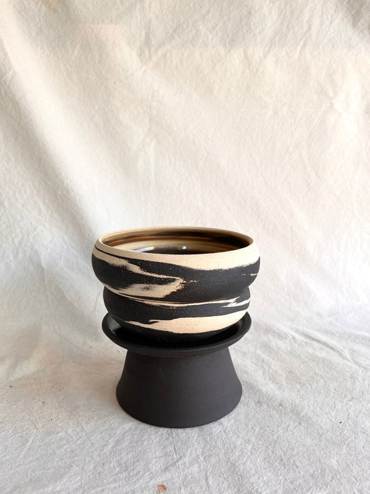 7 b/w pedestal saucer set - Mipa's pots and plants