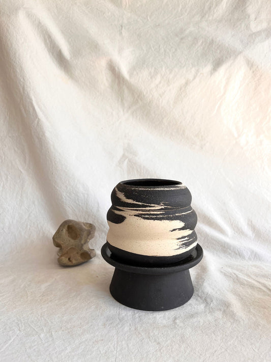 8 b/w pedestal saucer set - Mipa's pots and plants