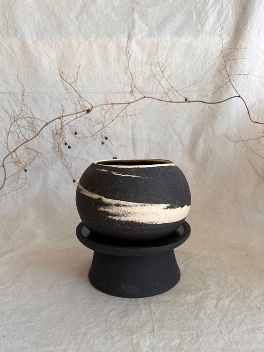 8 b&w pedestal saucer set - Mipa's pots and plants