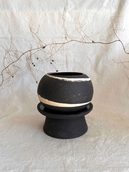 8 b&w pedestal saucer set - Mipa's pots and plants