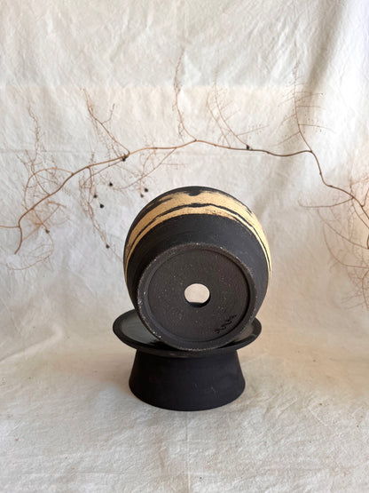4 black/sand pedestal saucer set