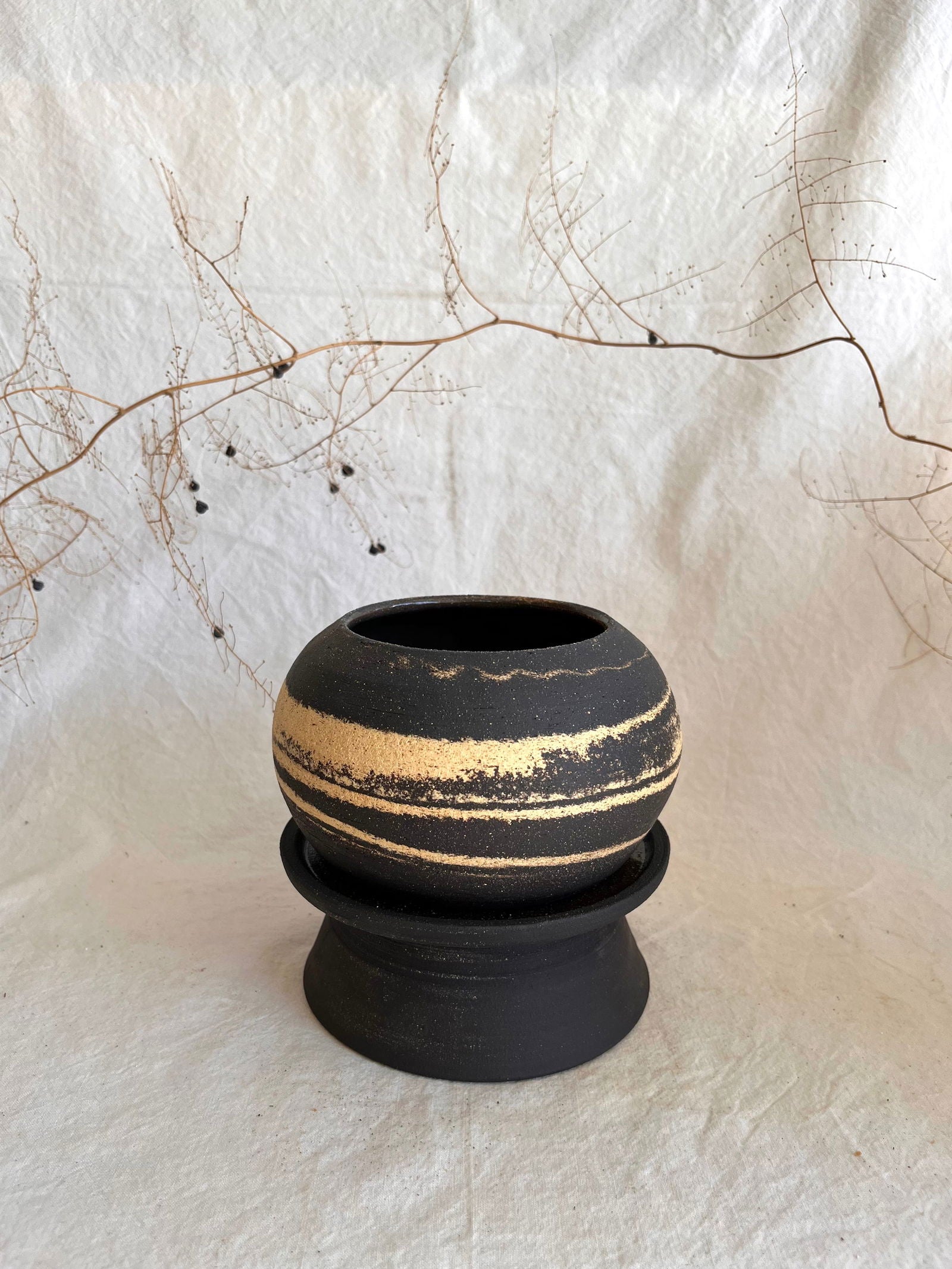 9 black/sand pedestal saucer set - Mipa's pots and plants