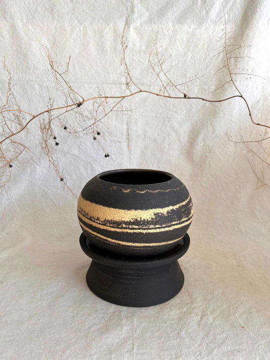 9 black/sand pedestal saucer set - Mipa's pots and plants