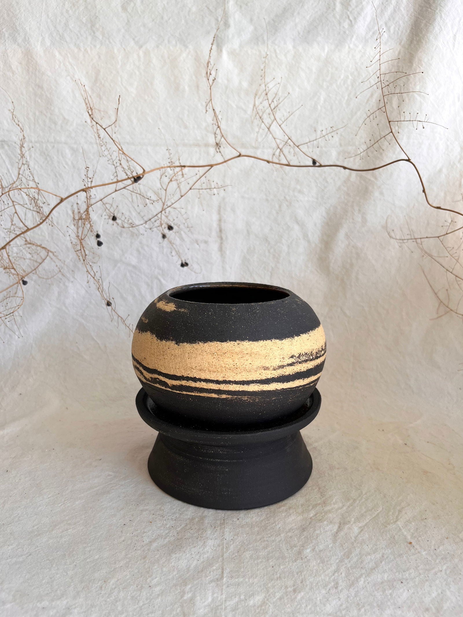 9 black/sand pedestal saucer set - Mipa's pots and plants