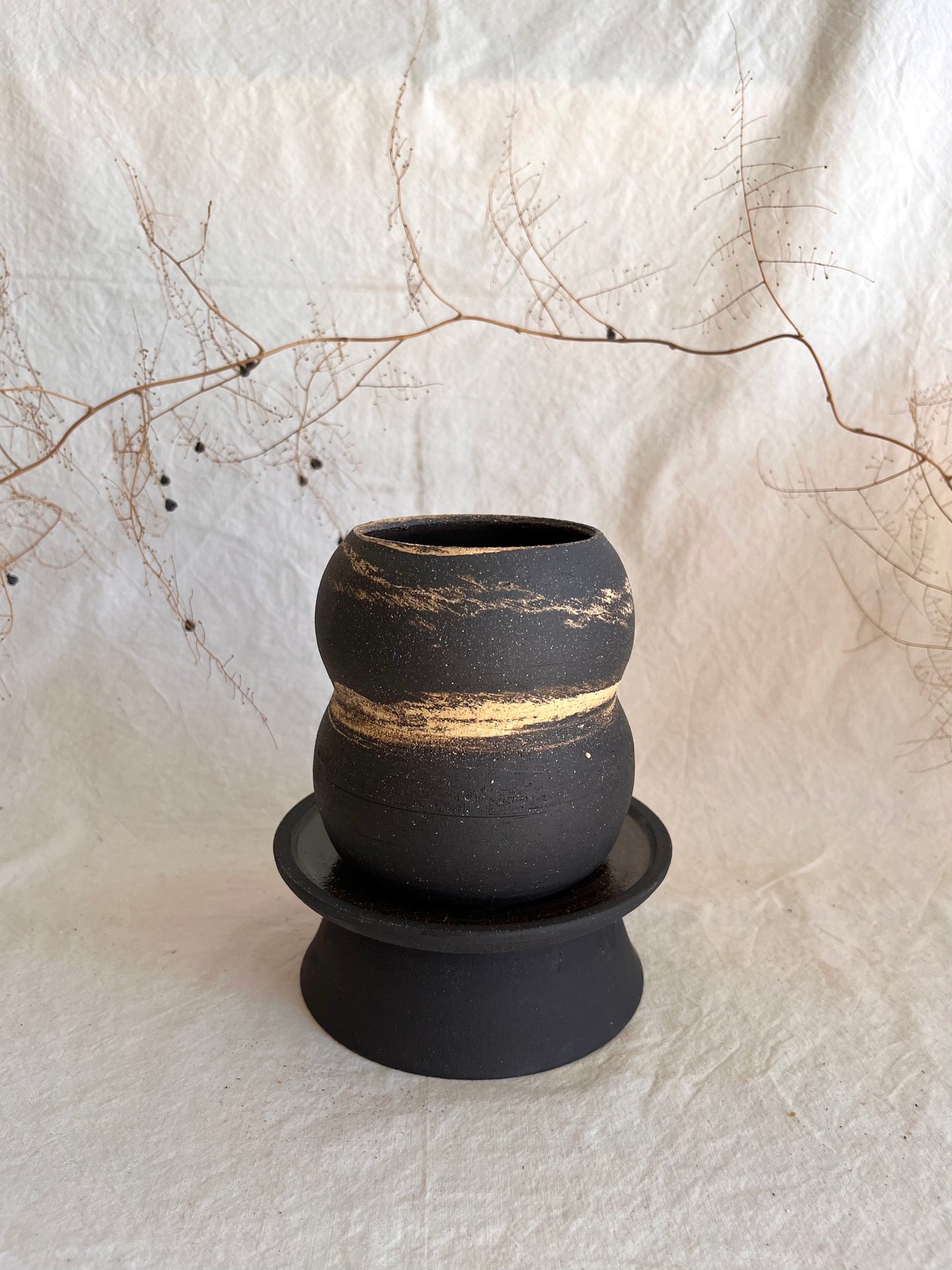 11 black/sand pedestal saucer set