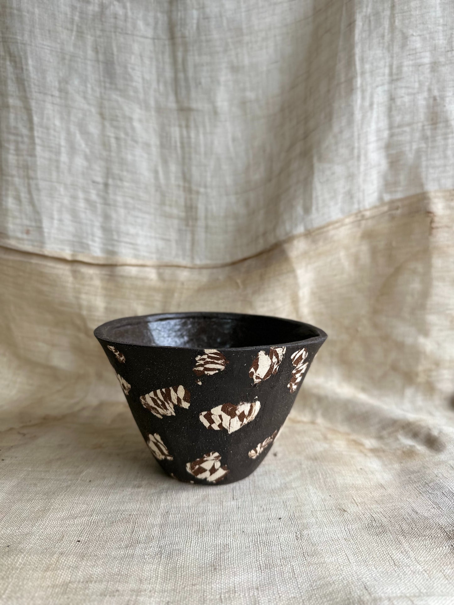 56 black squiggle planter