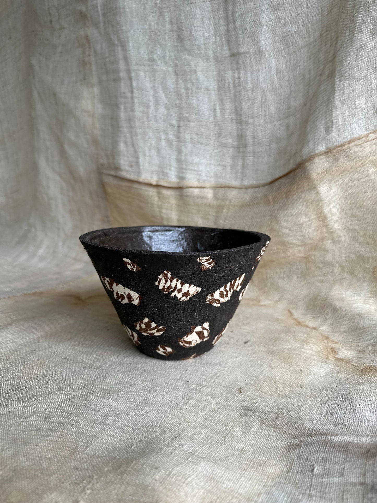 56 black squiggle planter