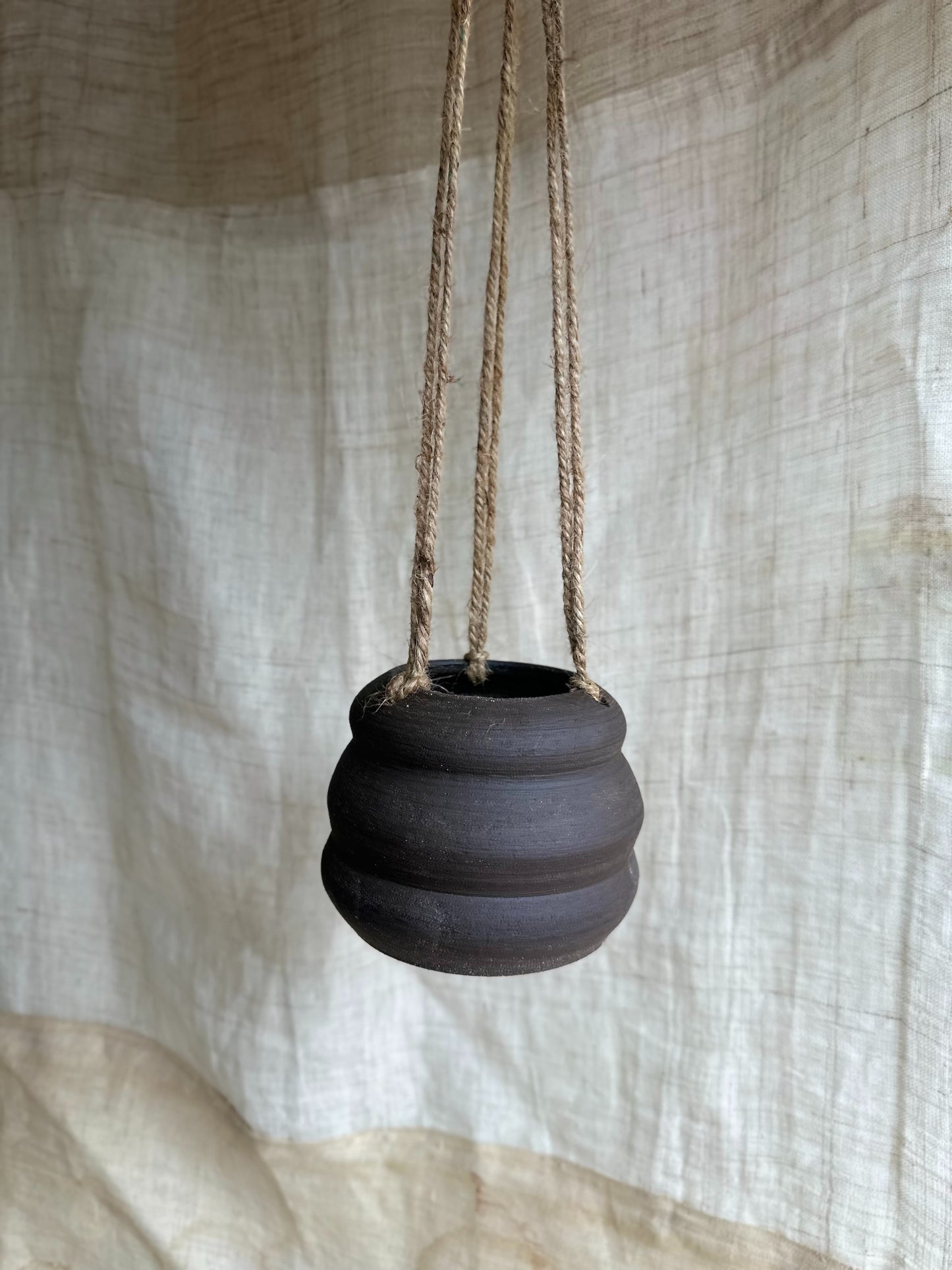 18 black hanging planter (NO drainage hole)